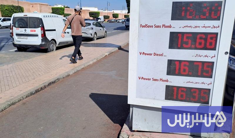 مهنيو سيارات الأجرة يلوّحون بالإضراب