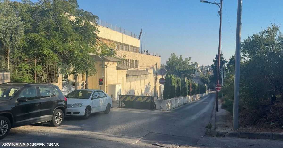بعد إنذار إسرائيلي.. لافتات القنصلية البريطانية تختفي