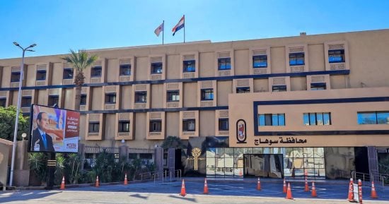 محافظ سوهاج يحيل واقعة تسلق الطلاب لسور مدرسة للتحقيق ويوجه بتعلية الأسوار
