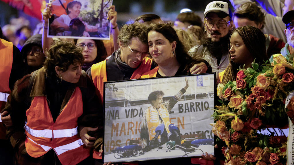 عشرات الآلاف يتظاهرون في مدريد حدادا على متقاعد أثار طرده احتجاجات بشأن الإسكان