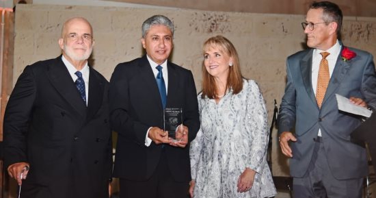 وزير السياحة يفوز بجائزة الريادة العالمية من المجلس العالمي للسياحة والسفر