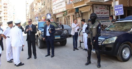 مدير أمن سوهاج يتفقد التمركزات الأمنية بميدان الثقافة وشارع الجمهورية.. صور