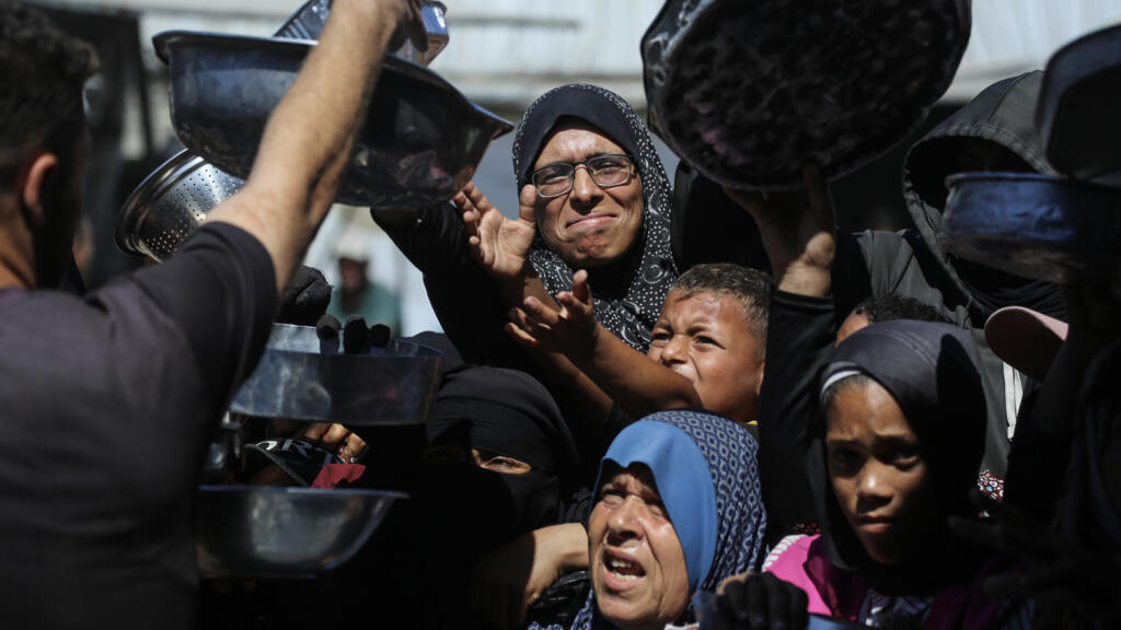 الفلسطينيون يكافحون من أجل العثور على الغذاء في غزة، بعد مرور عام على وقف إطلاق النار
