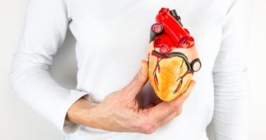 ألم مفاجئ.. علامات لـ انسداد الشرايين تظهر على اليدين