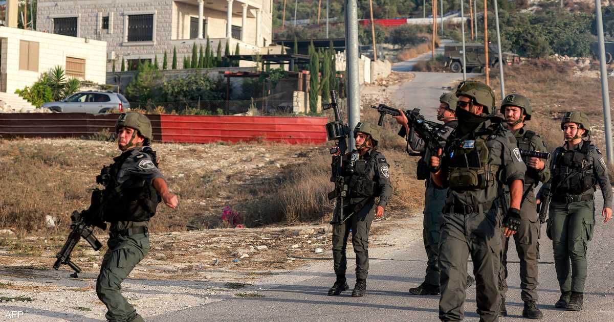 القوات الإسرائيلية تقتل فلسطينيا في الضفة وتحتجز جثمانه