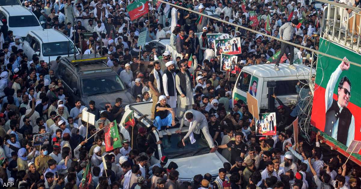 "غليان" في باكستان.. وأنصار خان يحتشدون نحو العاصمة