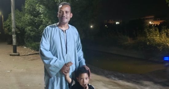 بعد إنقاذه مسن وطفلين من الغرق.. أول تعليق لمدرس قنا: "مترددتش انزل وراهم الترعة بالجلابية"