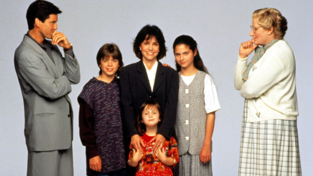 سالي فيلد كانت بمثابة "شخصية الأم" أثناء تصوير فيلم "السيدة Doubtfire" النجم ماثيو لورانس يقول: "لقد أصبحنا حقًا وحدة عائلية"