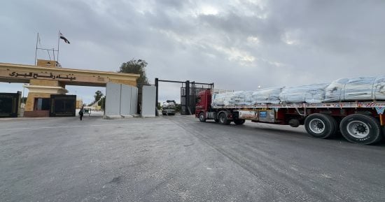 الهلال الأحمر يدفع بـ3100 طن مساعدات و6.380 بطانية لدعم غزة عبر قافلة زاد العزة 292