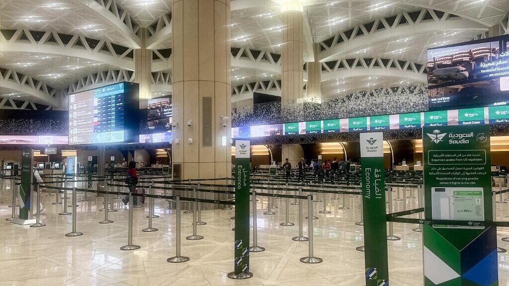 بث مباشر: السعودية تتوعد برد حاسم بعد الهجوم الحوثي القاتل على مطار الرياض