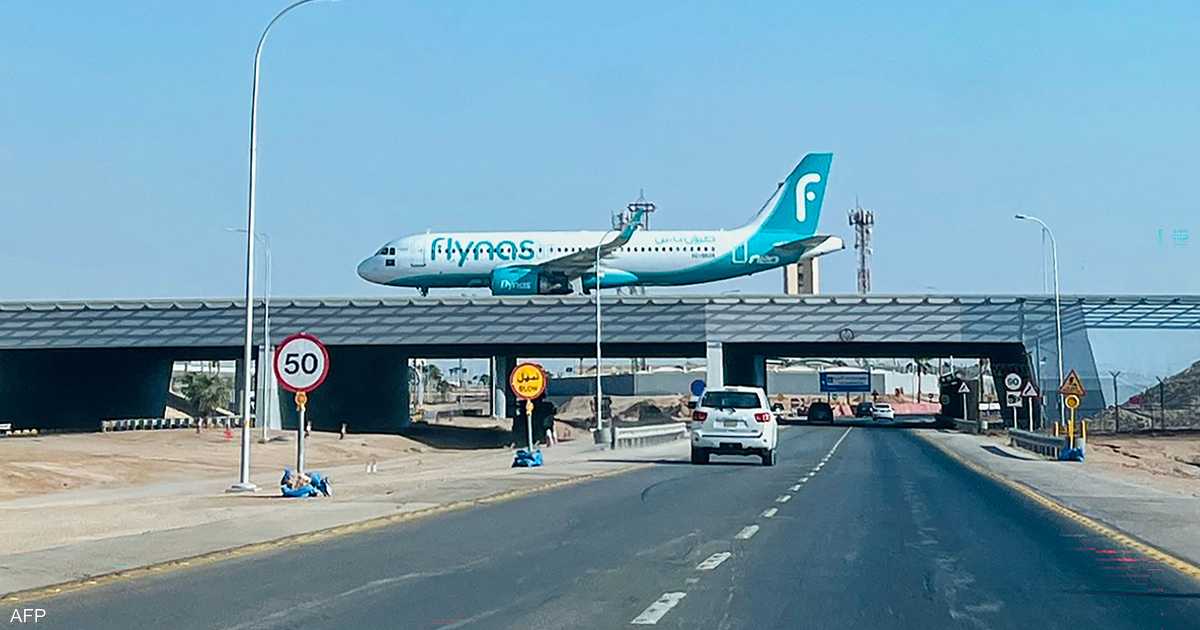 الحوثيون يعلنون مسؤوليتهم عن هجوم مطار الرياض