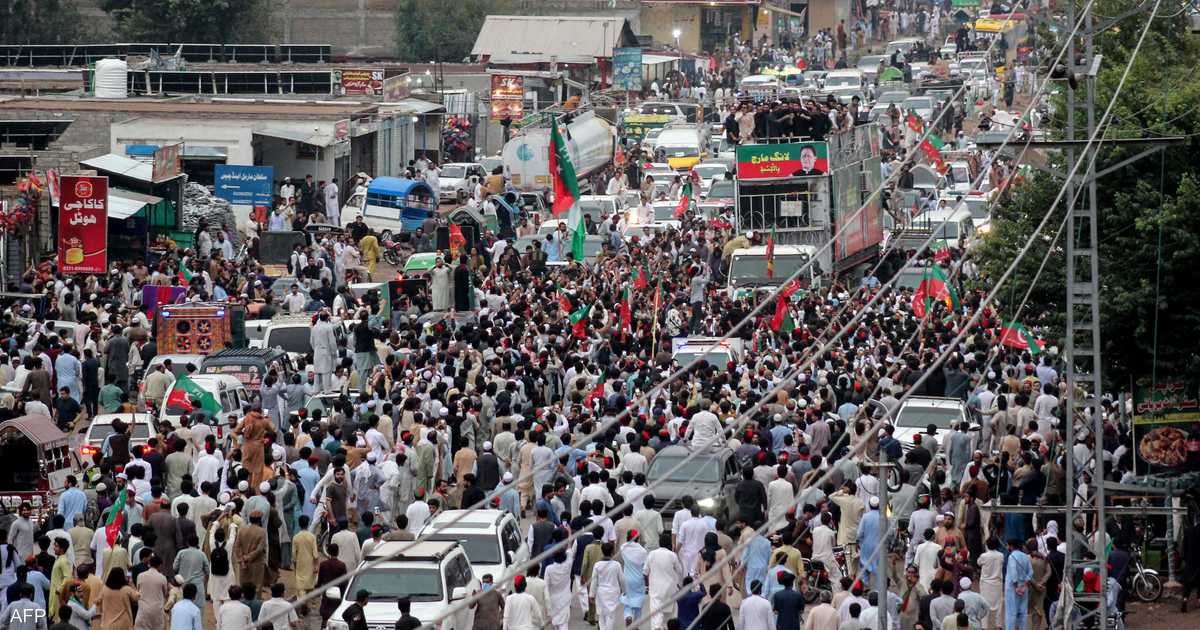 الجيش والطوارئ.. إلى أين تتجه أزمة عمران خان؟
