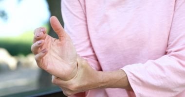 12 عرضًا غير معتاد لالتهاب المفاصل الروماتويدى.. لا تتجاهل هذه العلامات