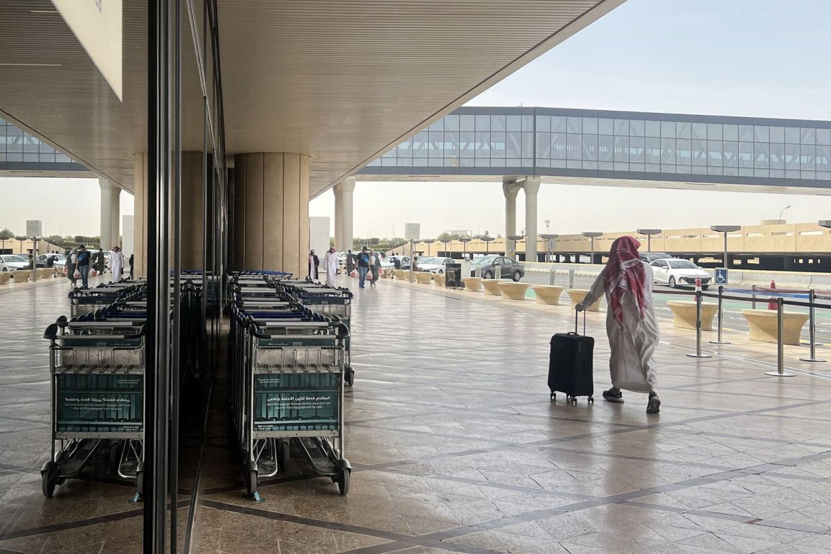 مطار الرياض مغلق 24 ساعة إضافية
