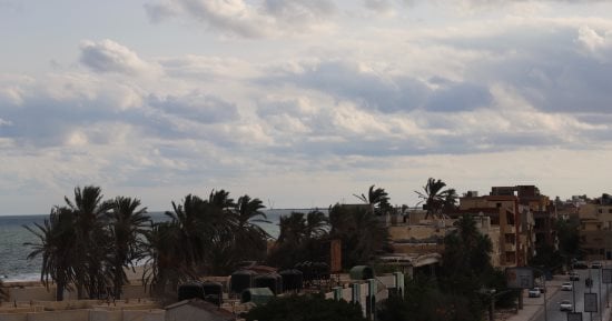 طقس خريفي مائل للحرارة يسيطر على شمال سيناء.. وشبورة مائية وأمطار خفيفة متوقعة