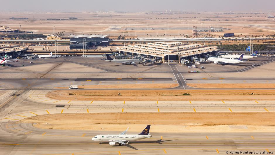 مقتل شخص وإصابة آخرين في هجوم جديد على مطار الرياض