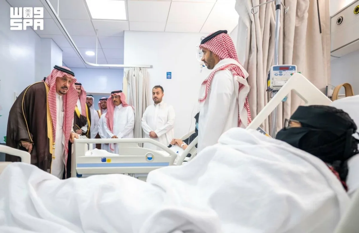 أمير الرياض يزور المصابين في الاعتداء الحوثي على مطار الملك خالد
