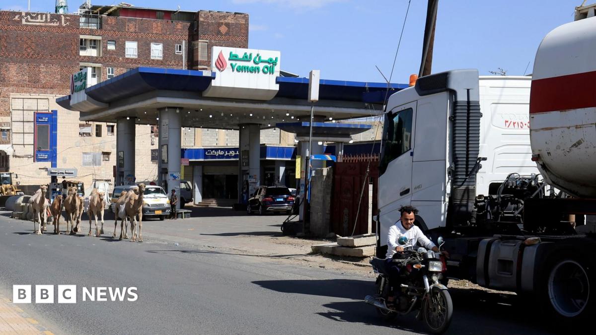 التحالف السعودي يقصف مستودع وقود بالقرب من العاصمة اليمنية