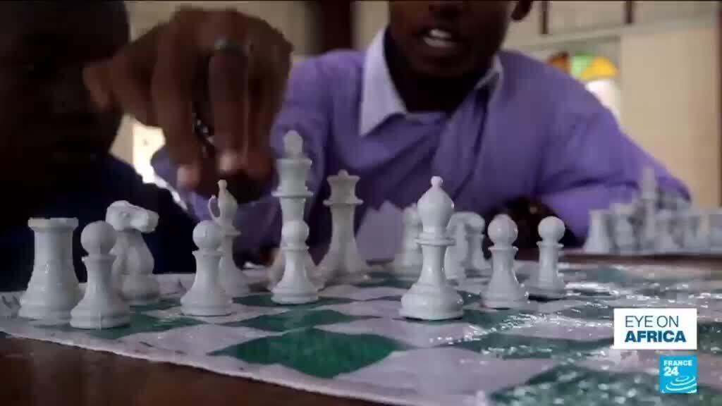 وفي كينيا، يجد البلاستيك المعاد تدويره حياة ثانية على شكل قطع الشطرنج