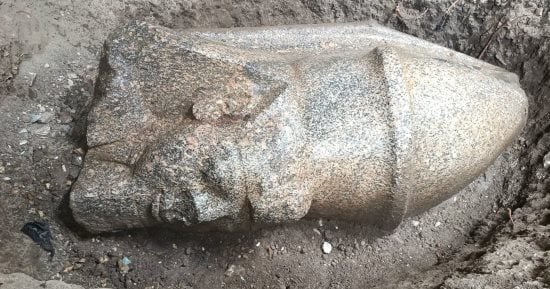 مصدر بالآثار:مواطن عثر على رأس رمسيس الثانى على بعد 10سم من حرث أرض زراعية