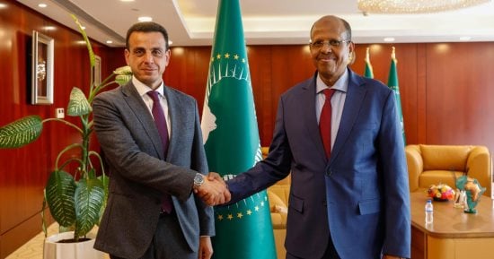 رئيس مفوضية الاتحاد الأفريقي يستقبل سفير مصر ويشيد بنجاح قمم العلمين