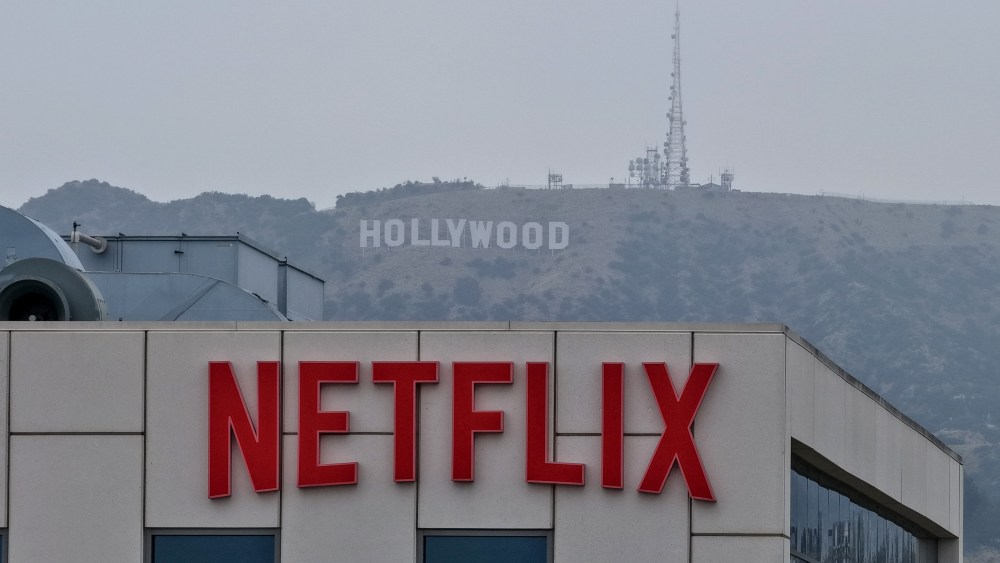 تقوم Netflix بتسريح 6٪ من موظفيها وإلغاء حوالي 1000 وظيفة في أكبر تخفيض حتى الآن
