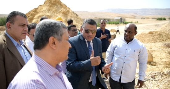 محافظ قنا يتابع تنفيذ المحطة الوسيطة بالمحروسة لدعم منظومة النظافة