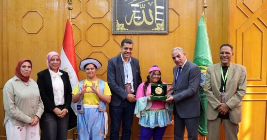 محافظ الإسماعيلية يستقبل رؤساء 16 فرقة بمهرجان الفنون الشعبية
