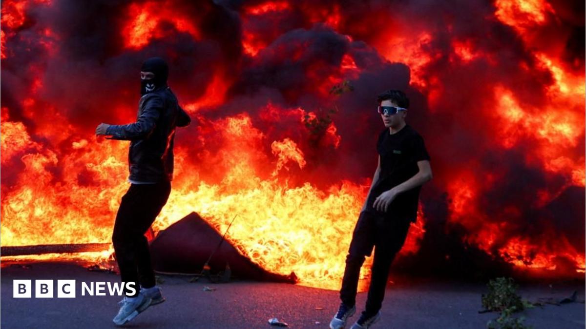 طلاب متظاهرون يهاجمون المباني الحكومية في تيرانا