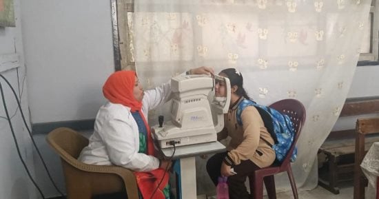 الكشف على 303 طلاب وصرف العلاج بقافلة طبية لجامعة بنها بمجمع مدارس ميت نما