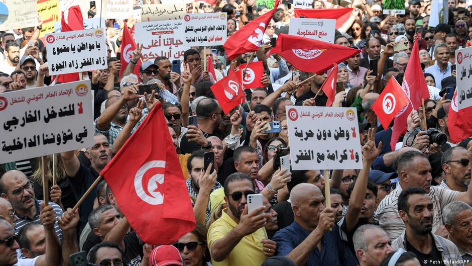 الغلاء والحريات وقود أكبر احتجاج في تونس منذ سنوات