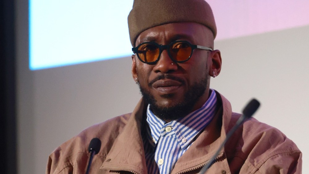 ماهرشالا علي يبكي متذكرًا مشهد "ضوء القمر"، ويبقى صامتًا على "Spider-Verse" في مؤتمر لندن: "يجب أن أكون حذرًا"
