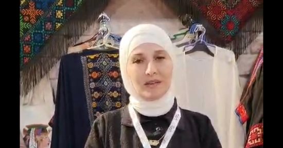 علياء قويدر.. حكاية رائدة سيناوية حولت الخيوط إلى جسر يعبر للعالمية (فيديو)