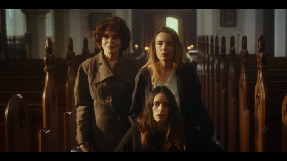 يقوم فريق عمل "Only What We Carry" بإعداد الدراما العائلية الشاذة "Trafalgar" بطولة فاني أردانت وداني هيوستن (حصرياً)