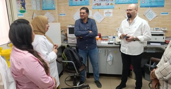 الرعاية الصحية تدعم 6 منشآت في أبوسمبل بأجهزة لقياس السكر التراكمي