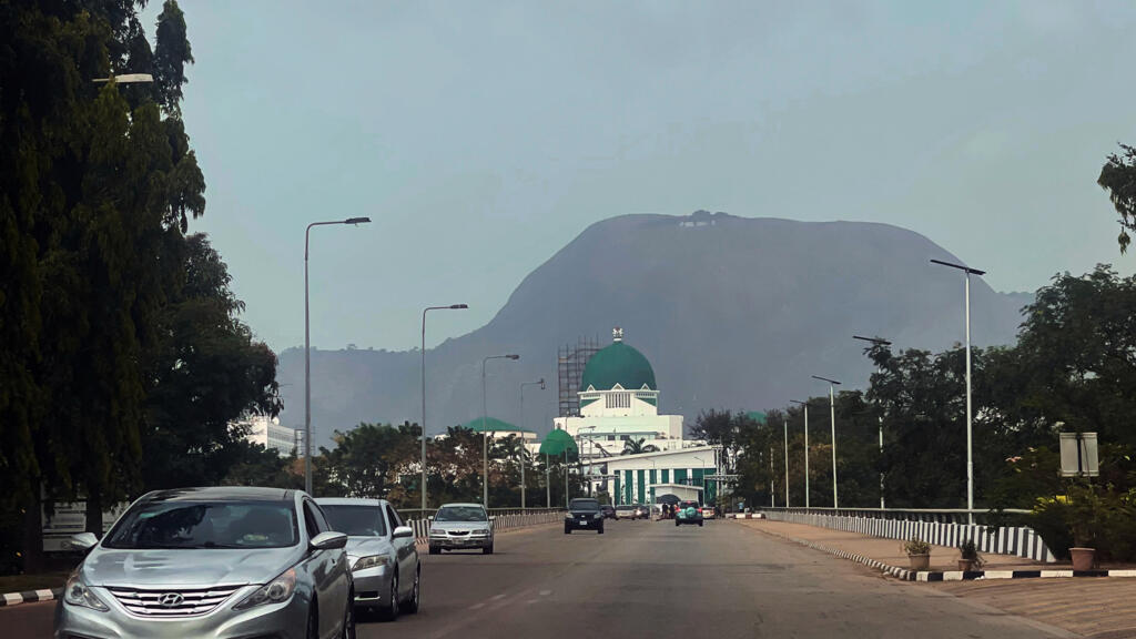 نيجيريا تسجل أول حالة إصابة بفيروس إيبولا مع انتشار المرض في أنحاء أفريقيا