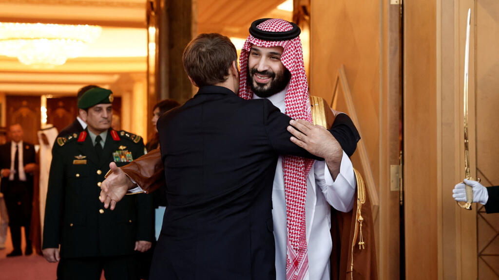 الرئيس الفرنسي ماكرون يصل إلى المملكة العربية السعودية في زيارة "تضامن" مفاجئة
