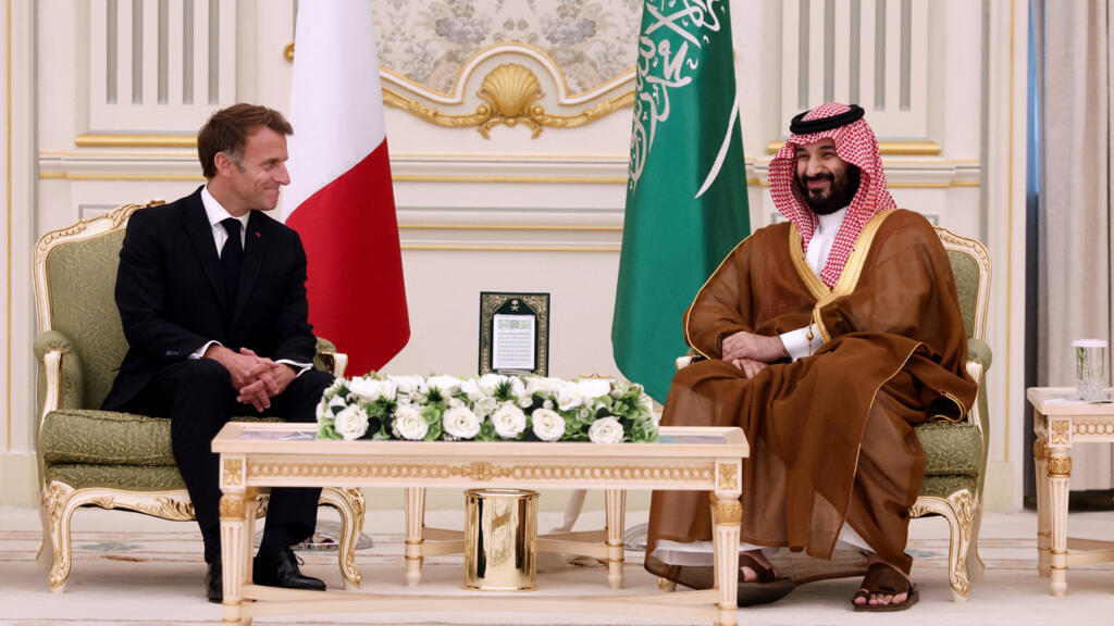 ماكرون يذهب إلى الرياض لإظهار التضامن ضد هجمات الحوثيين وتخفيف التوترات الداخلية عبر صفقة الوقود