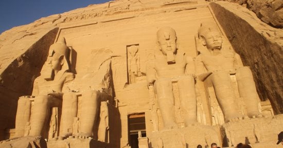 بوابات إلكترونية وتنظيم المسارات لاستقبال متابعى تعامد الشمس بأبوسمبل