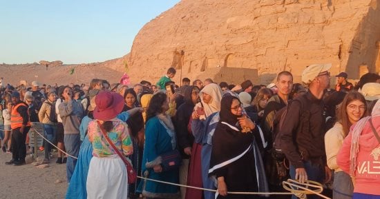 بحضور 6 آلاف زائر.. أطول طابور سياحي أمام معبد أبوسمبل لمشاهدة تعامد الشمس