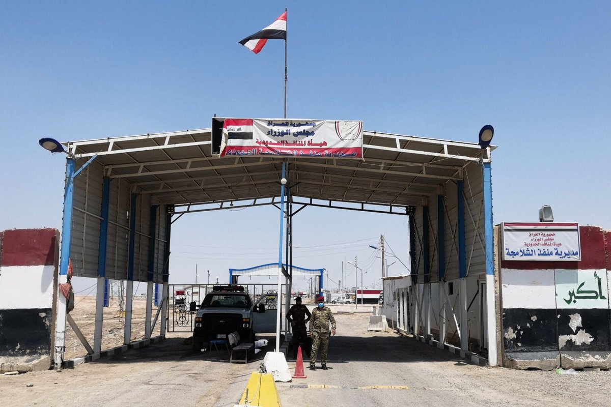 إيران تغلق معبراً وتفتح آخر