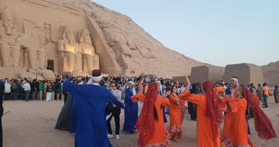7 فرق شعبية تختتم عروضها أمام معبد أبوسمبل تزامنًا مع تعامد الشمس.. فيديو وصور