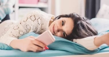 بتنام جنب موبايلك؟ 5 مخاطر صحية احذرها أثناء النوم