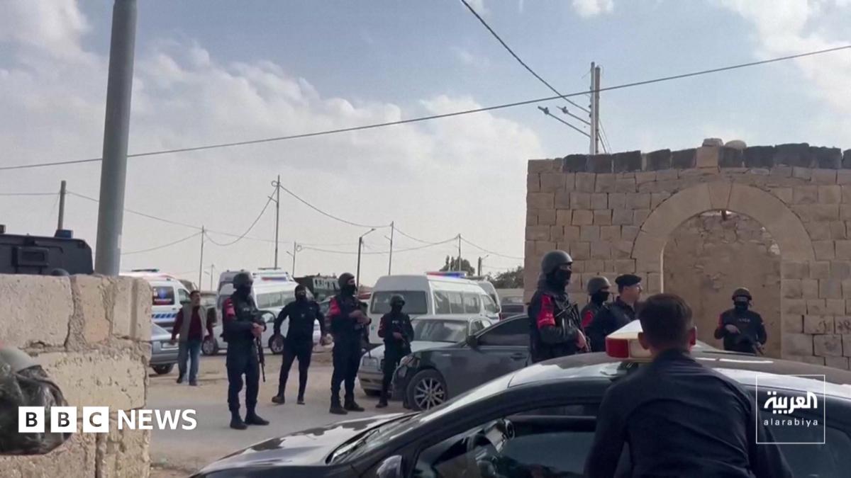 قال مسؤولون إن ستة أشخاص قتلوا برصاص مسلحين خلال جنازة بكنيسة في الأردن