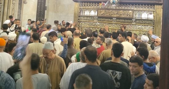 زحام أمام ضريح السيد أحمد البدوي بعد أداء صلاة الجمعة.. فيديو