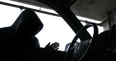 عاطل يعترف بسرقة بطاريات بعد كسر الزجاج السيارات فى مصر الجديدة