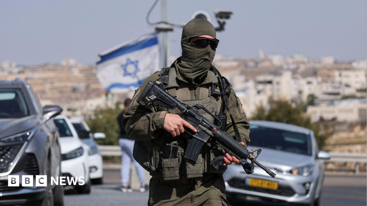 أصيب خمسة إسرائيليين ومقتل مهاجمين فلسطينيين مشتبه بهما في إطلاق نار بالضفة الغربية
