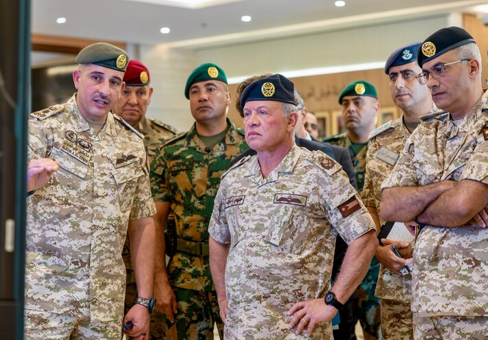 الملك عبد الله يزور مصابي الهجوم على الكنيسة في الكرك
