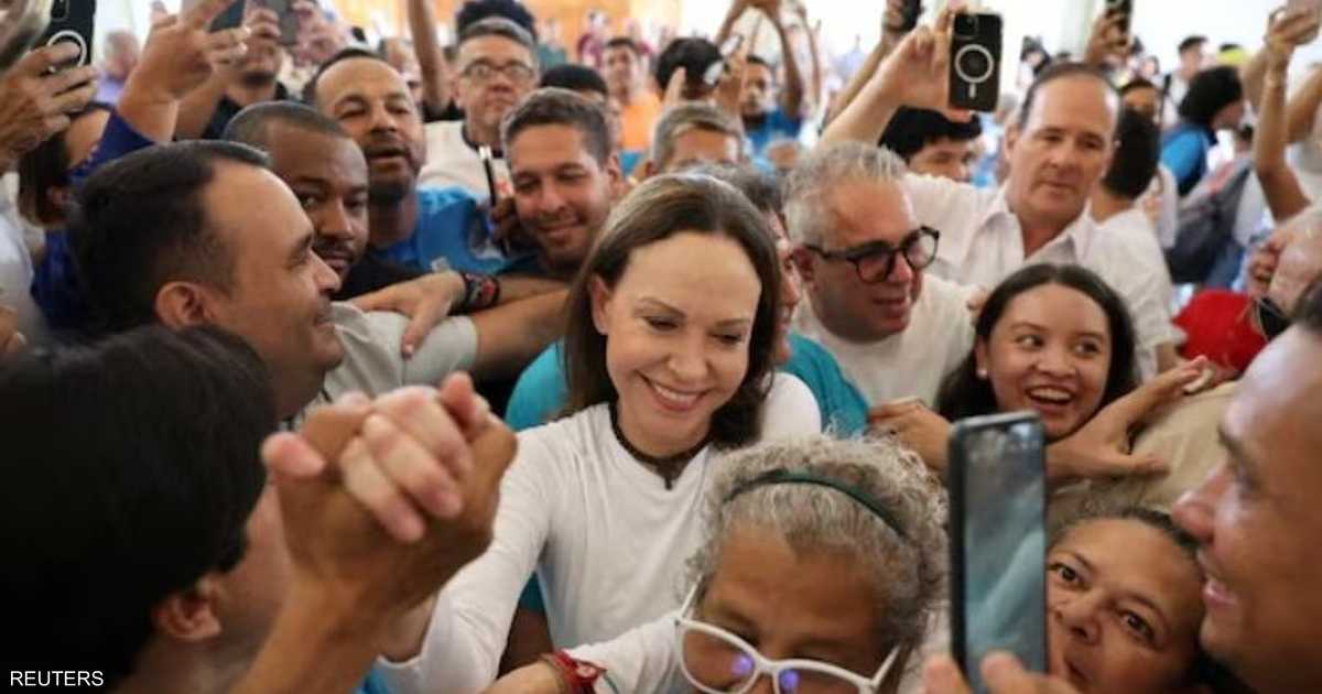زعيمة المعارضة الفنزويلية تعود بعد نحو عام بالمنفى