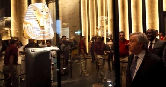 أمين الأمم المتحدة يزور المتحف المصري الكبير ويقف أمام قناع توت غنخ أمون